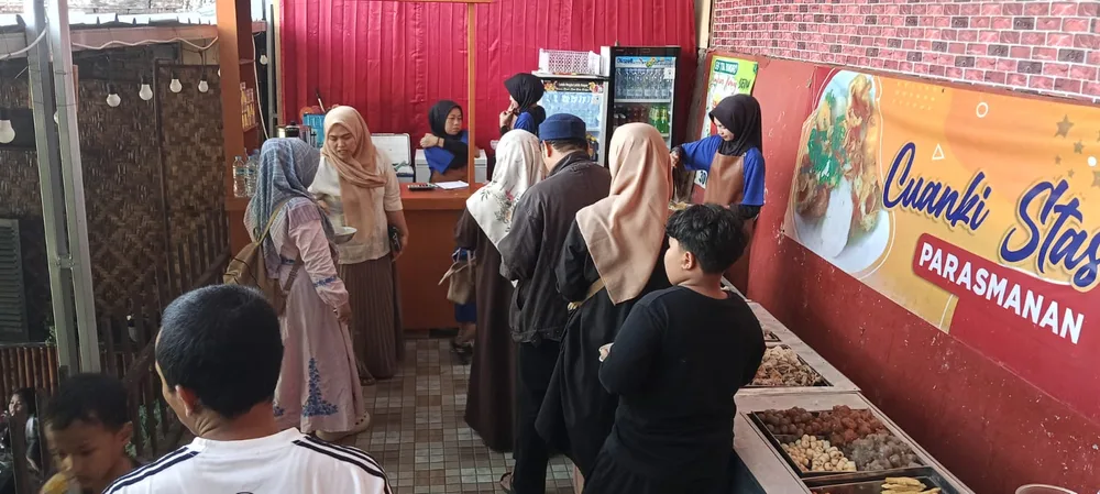 Pengunjung memilih isian cuanki di meja prasmanan