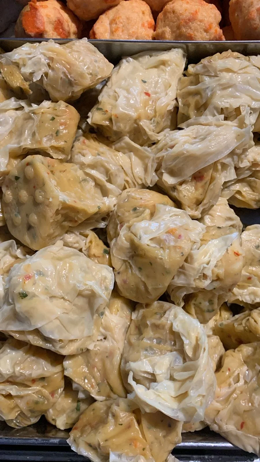 Pilihan siomay di meja prasmanan