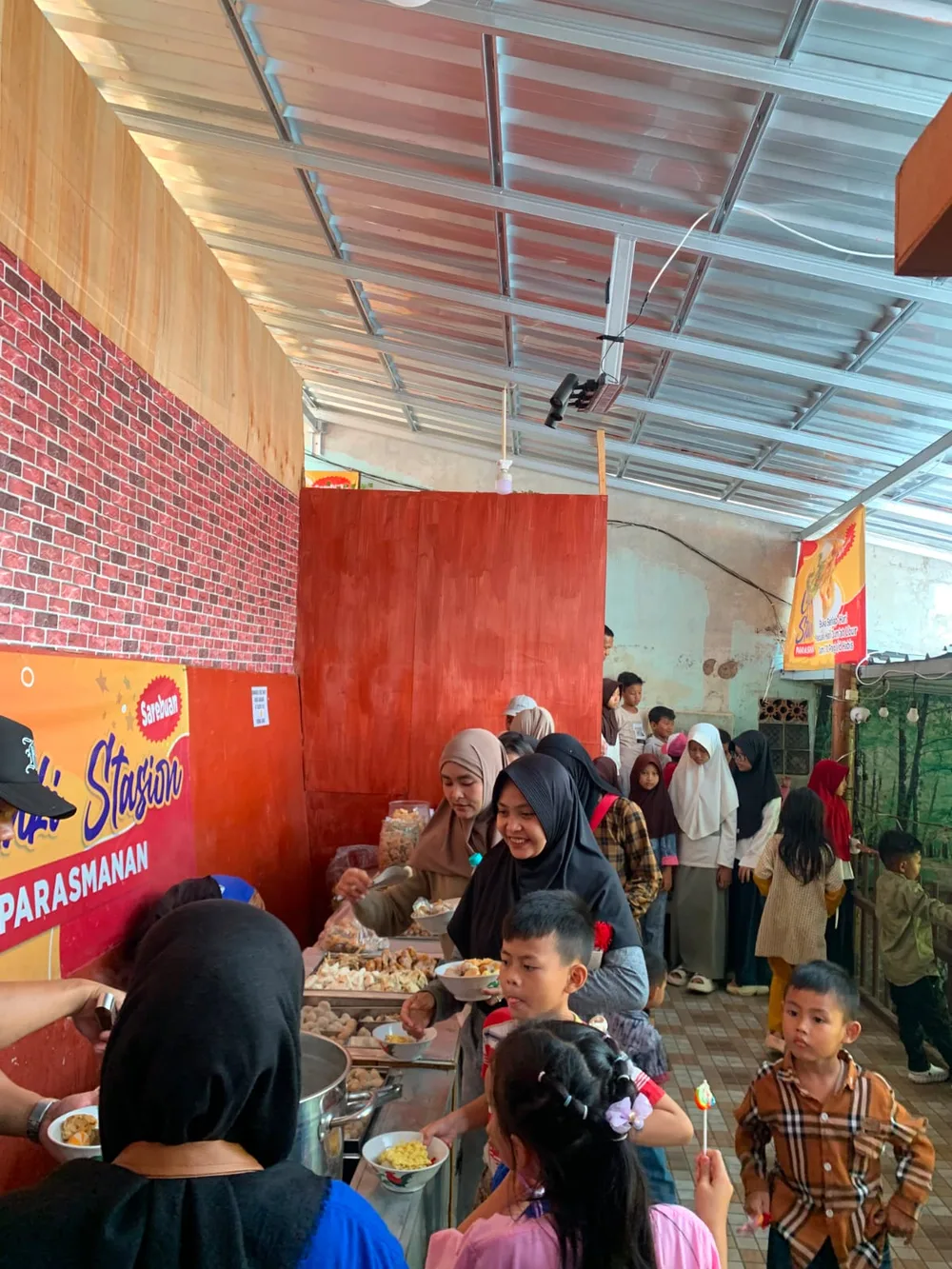 Suasana prasmanan Cuanki Stasion Sarebuan