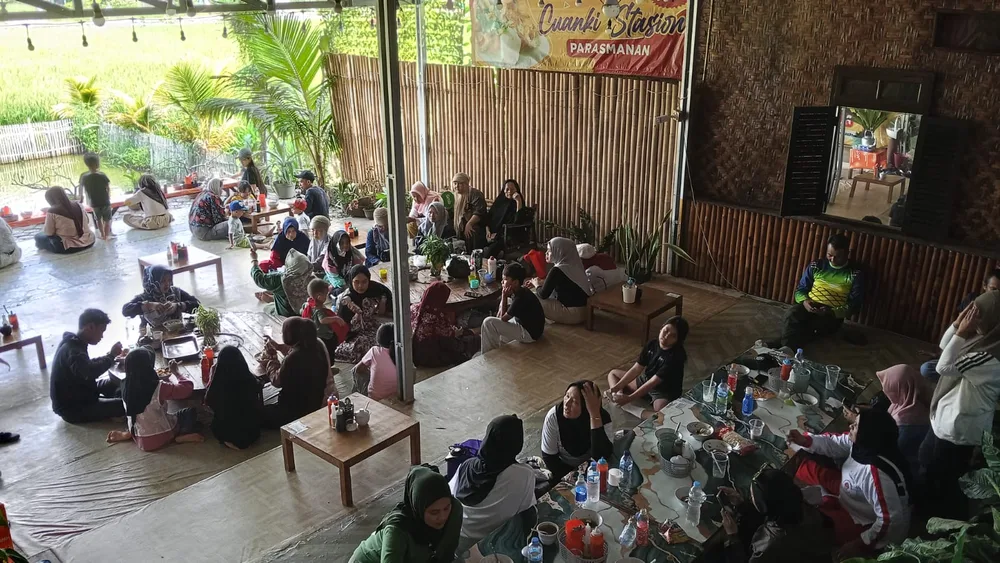 Pengunjung berkumpul di area lesehan Cuanki Stasion